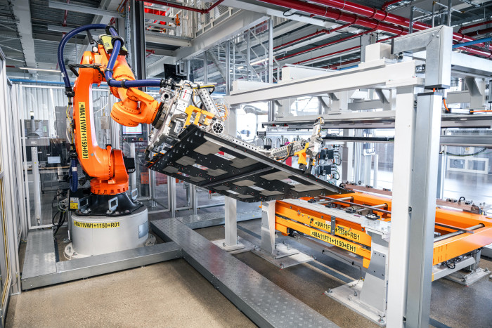 72 Roboter arbeiten an den Montagelinien bei Audi in Ingolstadt. Pro Tag gehen von hier 1.000 Batteriepakete in die benachbarte Autofertigung. (Bild: Audi)
